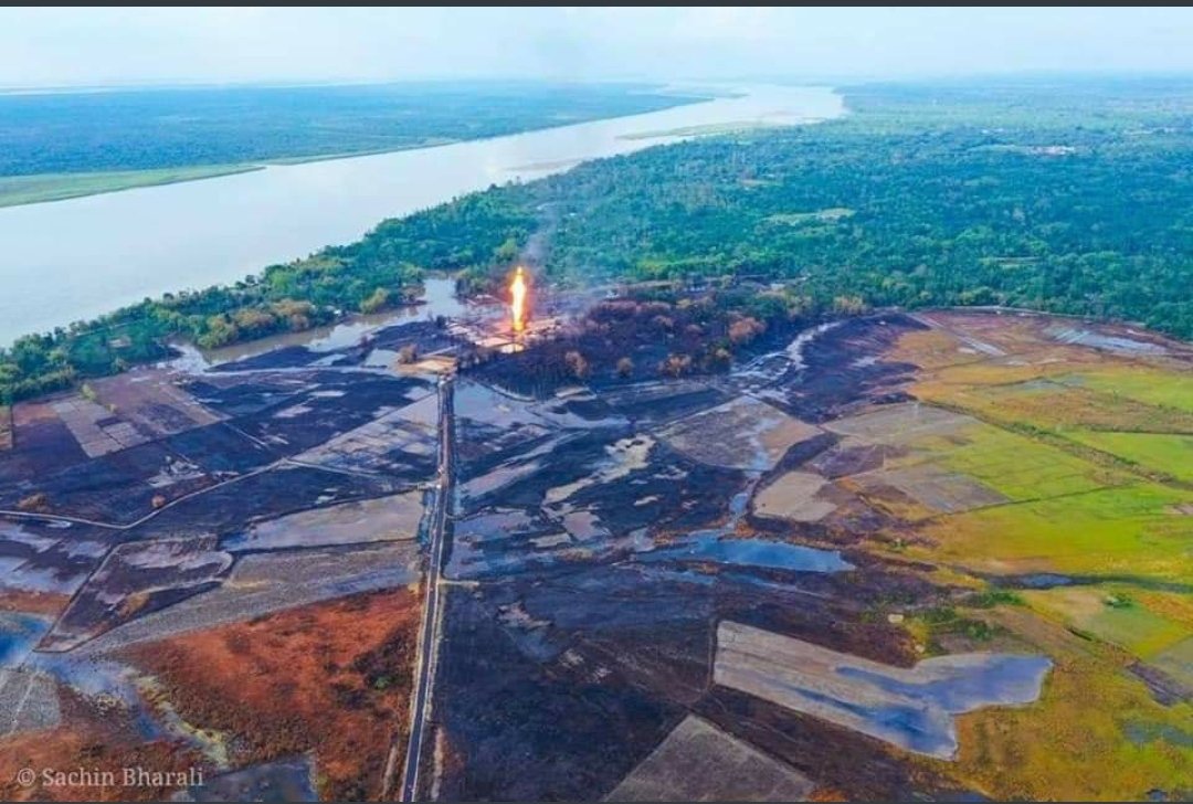 _AdilHussain's tweet photo. The much awaited experts arrived from Singapore. In their presence, I assume, the #OliWell caught fire and it's burning since then. Two fire fighters have sacrificed their lives already. The Apathy of @OilIndiaLimited Authority is so very disturbing. https://t.co/2YEX9c6fak