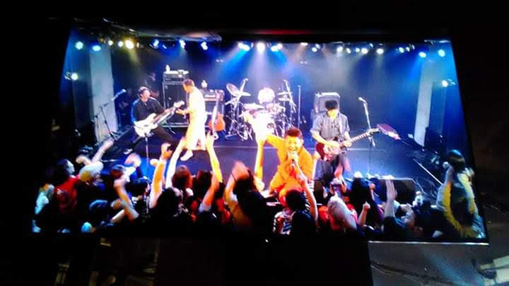 k325planb's tweet photo. 3年前の5月3日の雲外蒼天ライブで出会えた事、生で歌を聞いた事を一生忘れません❗
最高のライブでもあり、最高の歌声でした❗
ショックで言葉も出ません。
天国で歌を熱唱して下さい。
#FINECHOP
#ファインチョップ
#有田雅也 https://t.co/pxbHcqbB7G
