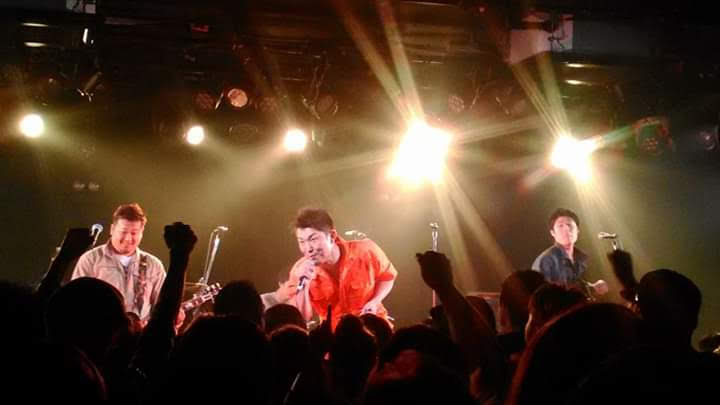 k325planb's tweet photo. 3年前の5月3日の雲外蒼天ライブで出会えた事、生で歌を聞いた事を一生忘れません❗
最高のライブでもあり、最高の歌声でした❗
ショックで言葉も出ません。
天国で歌を熱唱して下さい。
#FINECHOP
#ファインチョップ
#有田雅也 https://t.co/pxbHcqbB7G