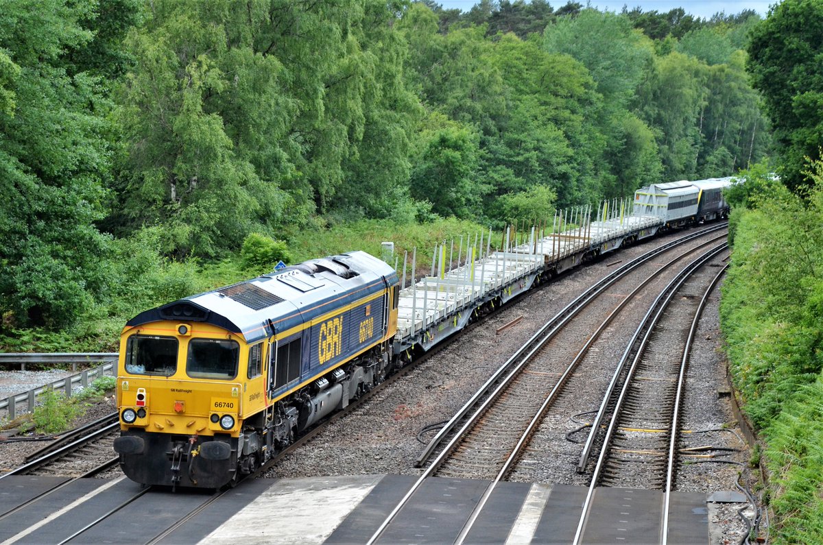 TheRealStavioni's tweet image. @GBRailfreight 66745 &amp;amp; 66740 top and tail @SW_Help 701002 through Pirbright working 6X20 Derby Litchurch Lane to Eastleigh. #GBRf #Class66 #Class701 #Aventra #Bombardier #Rail #Railway #Train #SouthWesternRailway
