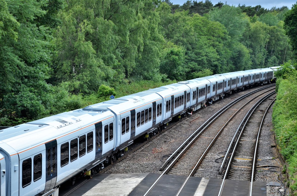 TheRealStavioni's tweet image. @GBRailfreight 66745 &amp;amp; 66740 top and tail @SW_Help 701002 through Pirbright working 6X20 Derby Litchurch Lane to Eastleigh. #GBRf #Class66 #Class701 #Aventra #Bombardier #Rail #Railway #Train #SouthWesternRailway