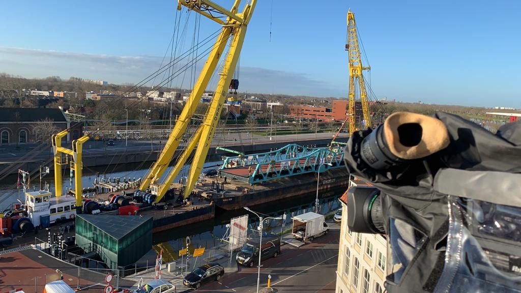 De Stationsbrug in #Middelburg is na groot onderhoud weer terug op haar plaats! Via een zes uur durende #livestream konden geïnteresseerden de terugplaatsing volgen. Meer informatie over de Hofman Streaming Facility? Bezoek onze website: bit.ly/HofmanStreamin….