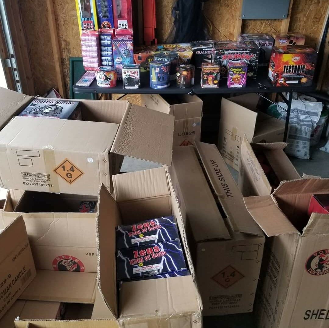 CH_TMAC317's tweet photo. Running out fast. There's no firework show downtown so shop with us for all of your needs. #F4Fireworks #BestPriceInTown #ReloadableMortars #500Grams #200Grams #125Shots #36Shots you get shot, you get a shot, we all get a shot....π€£π€£π€£π€£ππβ¨β¨β¨β¨ https://t.co/x0tUPVJAiR