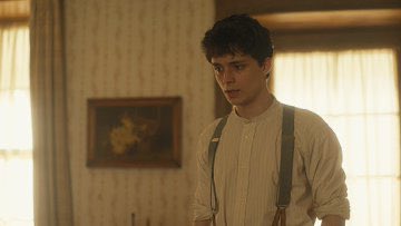 midnightsoflou's tweet photo. Podemos apreciar lo HERMOSO que se ve Gilbert con tirantes? https://t.co/UihCkZRc6M
