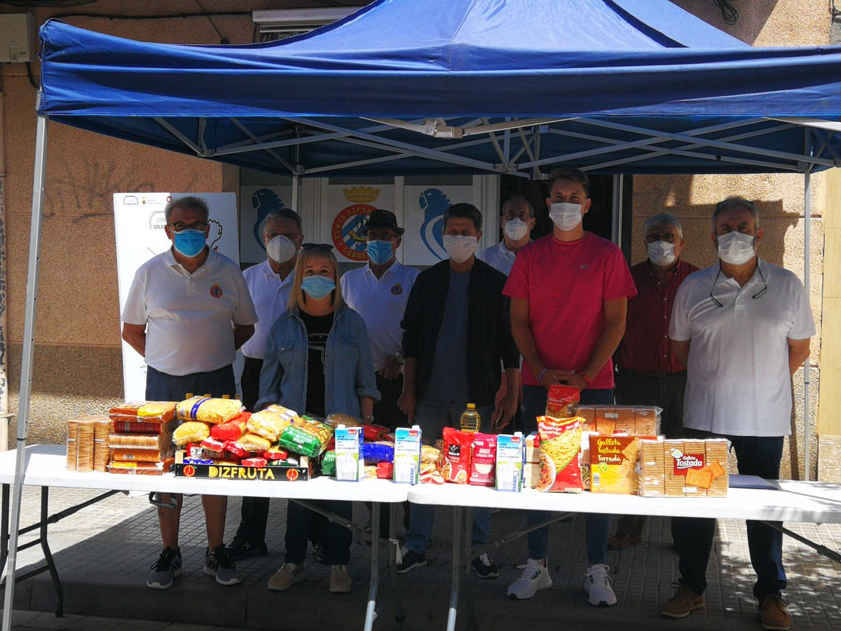 corre_solidaris's tweet photo. #Entretotsumem Avui tot un éxit  amb la recollida d'aliments a la @PE_Cornella  @RCDEspanyol amb col·laboració d ' altres penyes periques ,amb més de 600 kg, per arribar al més de 7000 kg recollits fins ara.

#botigasolidaria @caritasantfeliu

https://t.co/PQYR51799K https://t.co/lJCEcnVPsI