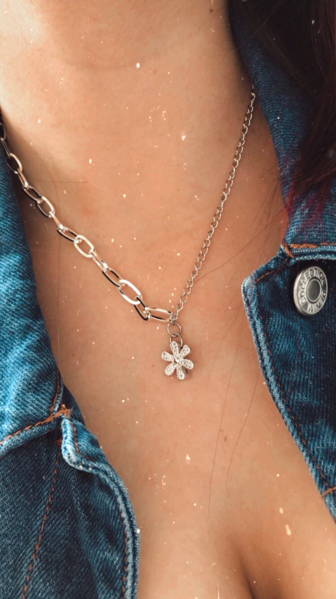 Valeria_Caldern's tweet photo. RIFA Twittera eh 😅💕
En Instagram sale como “Only.oliviacr vayan a seguirme y entre todos los RT voy a sacar dos ganadores 🌟 
Si sale hombre puede elegir entre cualquier accesorio de la página para el 💓💓💓
Gracias los quiero mucho 🥰 jajaja https://t.co/OMt0LbUih9