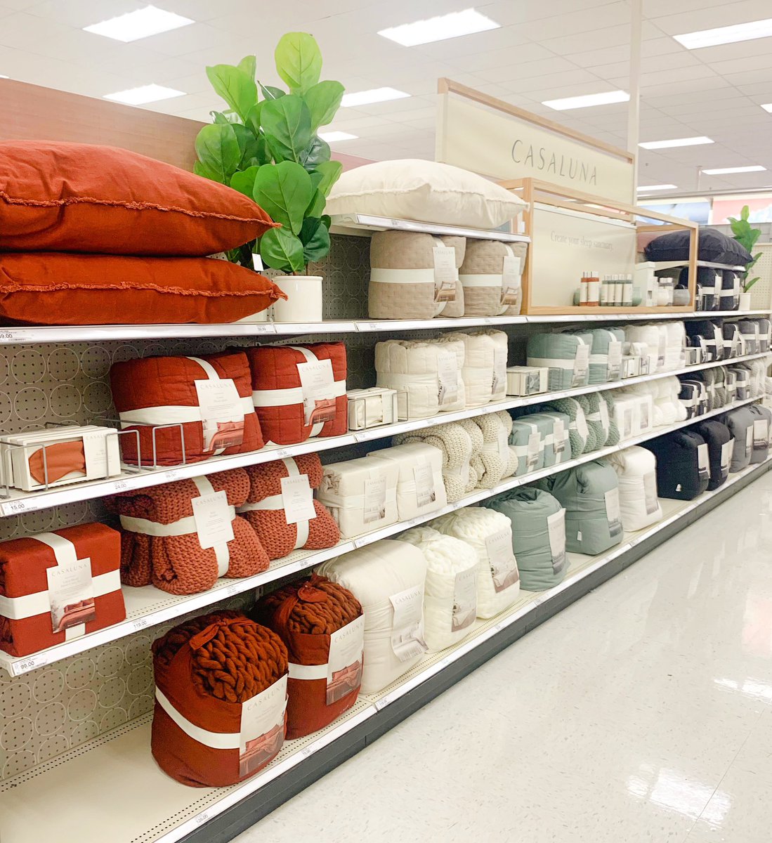 Getting our Casaluna set a little early here at #T2095! Set and audited 💪🏽 
Our guests are loving the new brand already 🤩 <a href="/crw12tarheel/">Chuck Williams</a> <a href="/ThatTJBurns/">TJ Burns</a> <a href="/KevinKaminski10/">Kevin Kaminski</a> @Devenn_Williams <a href="/TaylerNol/">tayler</a> <a href="/BlakeHillTarget/">Blake Hill</a>