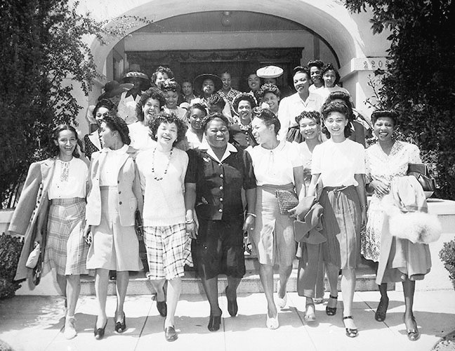 #BOTD #HattieMcDaniel … In front of her South Harvard Boulevard home in L.A.’s West Adams, with #WorldWarII Volunteers, 1942. 👊🏾