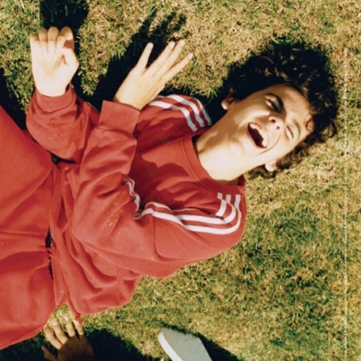 HyperFishboy's tweet image. —— 
          ~Flounder~ 

The lil guy.

      “We ran away so we could sing and I’m gonna sing!” 

Humanised Flounder from The Little Mermaid.
Water and Music lover.
Surfer.
Softie.
A little hyperactive.