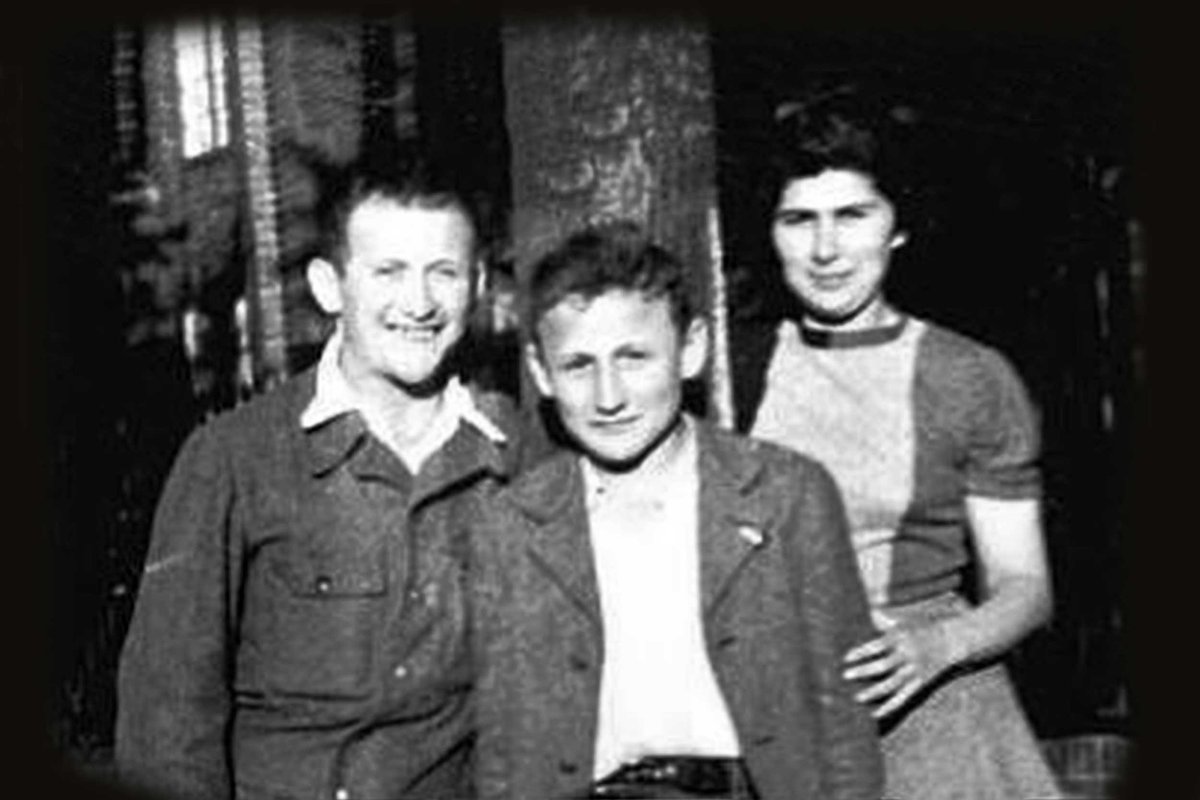 UC_CCM's tweet photo. Learn about Holocaust survivor Moniek Limor &amp; the innovative “Hope After Hate” project that his daughter, E-Media Prof. @hlimor is leading at CCM. This student-created project shares his legacy through immersive theatre &amp; VR https://t.co/6yG6FW4YEX https://t.co/CuLs3WrT9q