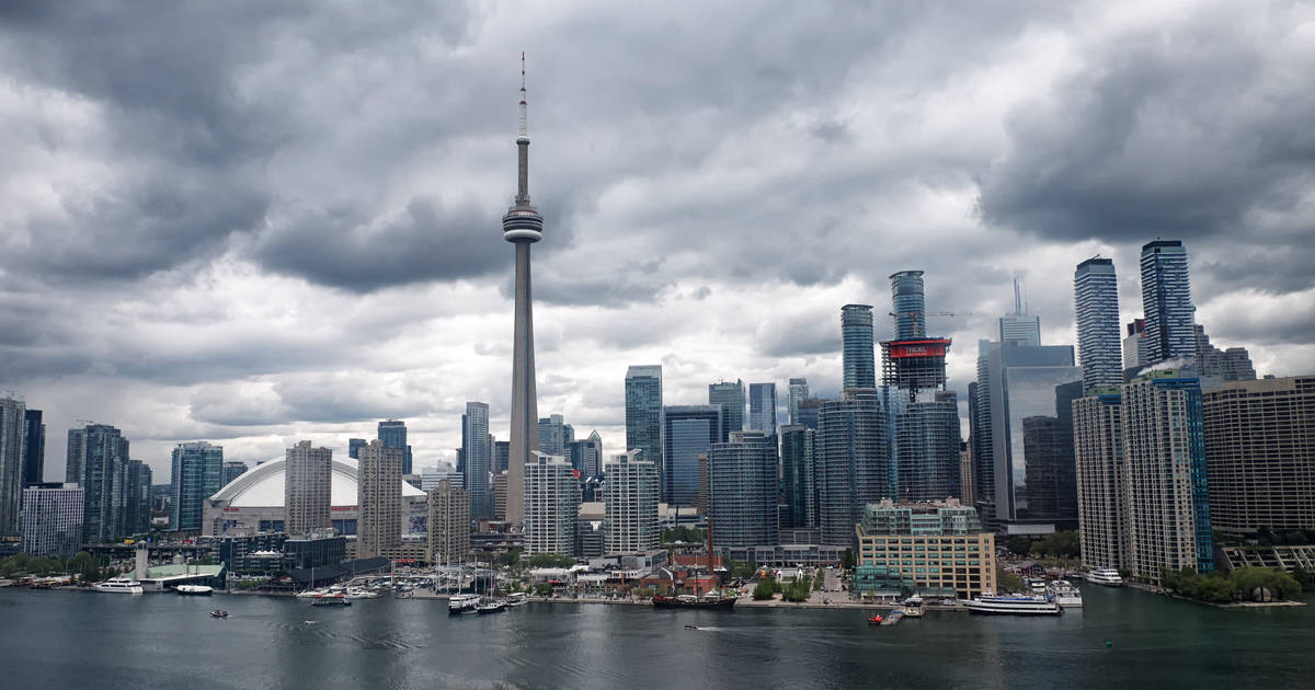 blogTO's tweet photo. Severe thunderstorms with damaging winds are headed for Toronto https://t.co/ykUV0J4Fog #Toronto #ONStorm https://t.co/QHE19bvDRg