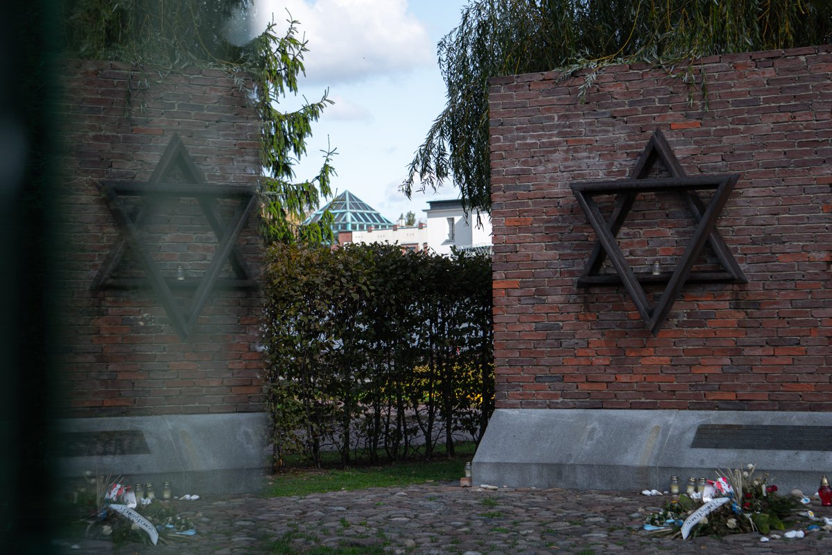 UC_CCM's tweet photo. Learn about Holocaust survivor Moniek Limor &amp; the innovative “Hope After Hate” project that his daughter, E-Media Prof. @hlimor is leading at CCM. This student-created project shares his legacy through immersive theatre &amp; VR https://t.co/6yG6FW4YEX https://t.co/CuLs3WrT9q