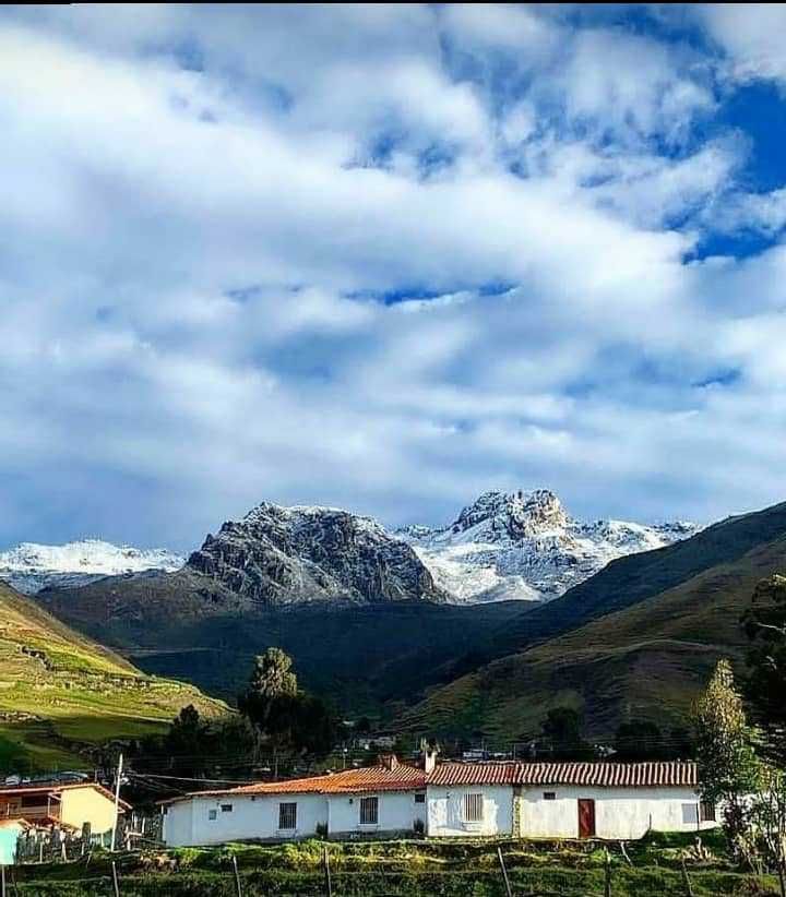 xteam's tweet image. The Merida mountains in Venezuela. Not a bad place to work from.