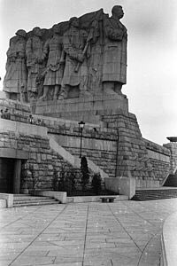 So, on destroying statues: My favourite story is of the world’s largest Stalin statue (at the time) built in 1955 in a park overlooking Prague. At 15.5m it was an absolute beast & took over 5 years to build. /1