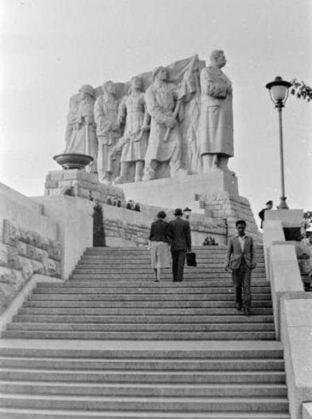 The monument depicted Stalin with groups of workers behind him: one row Soviet, the other row Czechoslovak. Locals called it the “Queue for the butcher.” Švec never saw it completed. Horrified, he committed suicide before it was eventually unveiled, 2 years after Stalin died. /3