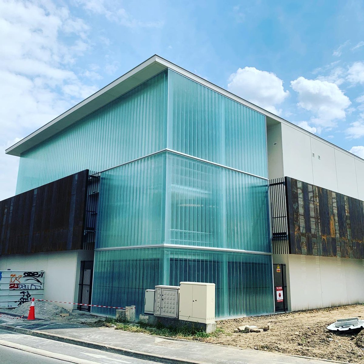 accrover's tweet photo. Façade en verre #Profilit sur poste source RTE @villeneuvesaintgeorges #legendreidf 

Entreprise basée à 
@VilledeDrancy https://t.co/MxomJ6UNQl