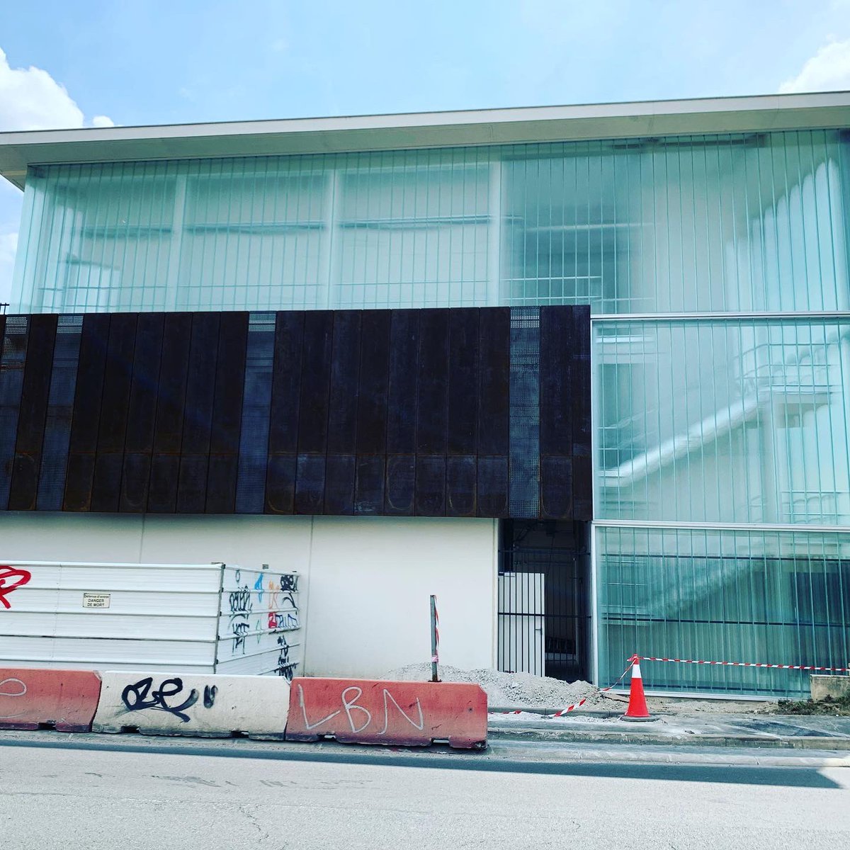 accrover's tweet photo. Façade en verre #Profilit sur poste source RTE @villeneuvesaintgeorges #legendreidf 

Entreprise basée à 
@VilledeDrancy https://t.co/MxomJ6UNQl
