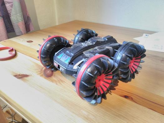 Meet Terrainer => robot-maker.com/forum/topic/13… The reversible outdoor robot controlled over the internet thanks to Vigibot.com! The robot is made by madmike88252 from Switzerland! You can easily make your robot too!