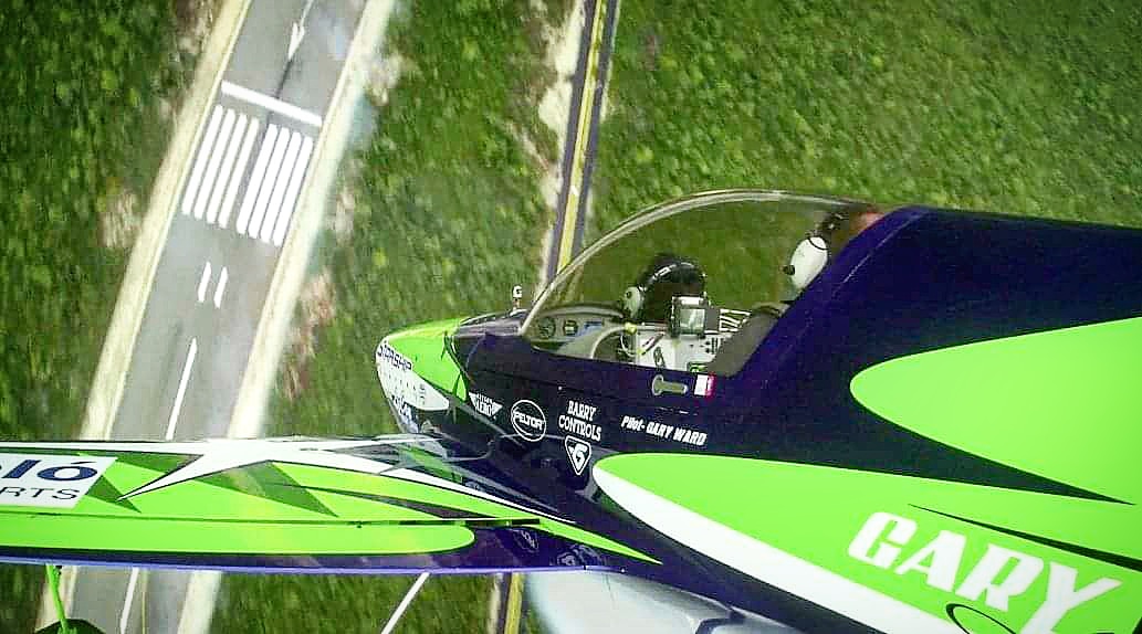 flyernunez's tweet photo. ¿Que pensarían si al voltear la vista arriba lo que ven es la pista de aterrizaje?
#volandovoy con #garyward #mx2
👀🛩️
@vuelolibretv @conlatea
@venavolarmexico 
#venavolar #airshow #airshows #aerobatics #pilot #fly #picoftheday #pictureoftheday #green #cozumel https://t.co/D8dksmdXYm