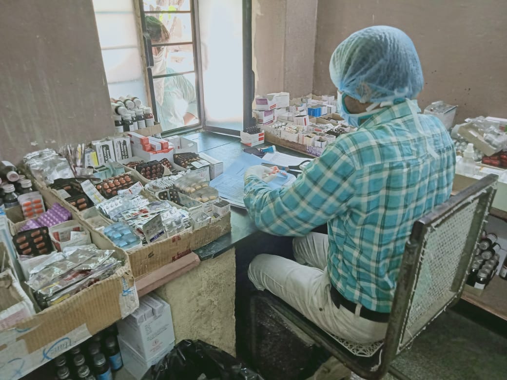 दवा बांटते जुग भया, पर को ना लगाए डी डी सी का फेर
अब कैडर झोली में डाल दे, करो फार्मासिस्ट पे मेहर
#गहलोतजी_फार्मासिस्ट_कैडर_दोना
#RajasthanPharmacistsDeserveCadre
<a href="/ashokgehlot51/">Ashok Gehlot</a> 
<a href="/RaghusharmaINC/">Dr. Raghu Sharma</a> 
<a href="/SachinPilot/">Sachin Pilot</a> 
<a href="/rohitksingh/">Rohit Kumar Singh</a> 
<a href="/RajCMO/">CMO Rajasthan</a> 
<a href="/1stIndiaNews/">First India News</a>