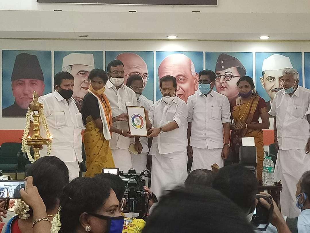 Prajeeshcpreman's tweet photo. 🌈 മഴവില്ലഴകിൽ @INCIndia
ആദ്യത്തെ ട്രാൻസ്ജൻഡർ സംസ്ഥാന കമ്മിറ്റി @INCKerala ആസ്ഥാനത്തു രൂപീകരിച്ചു. Arunima Sulfikar സംസ്ഥാന പ്രസിഡന്റ്. Nakshathra V Kurup ജനറൽ സെക്രട്ടറി.
#KPCC #AICC #INC #TransgenderCongress https://t.co/iHKVmIUCBY