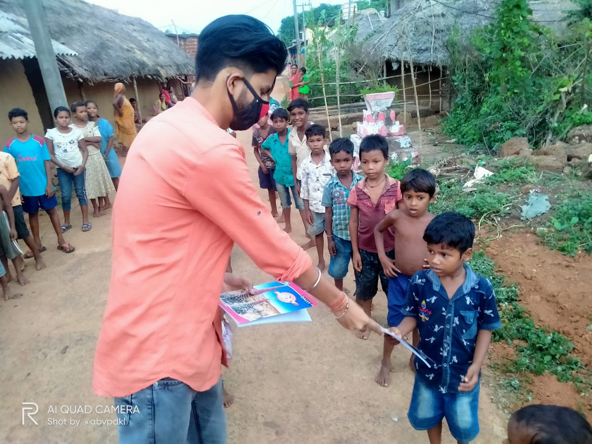 Arijeetodisha's tweet photo. 43rd day of continuous #SEVAWORK by #ABVP Dhenkanal https://t.co/lJgnBlg12X we reached a Sarankhya village of Kankadapala gp.  we distributed #STUDENTKIT, soaps, biscuits, to students  in &amp; taught students  the basic hygiene practice for healthy life. @ABVPVoice @nidhitripathi92 https://t.co/IB07wUFkpF