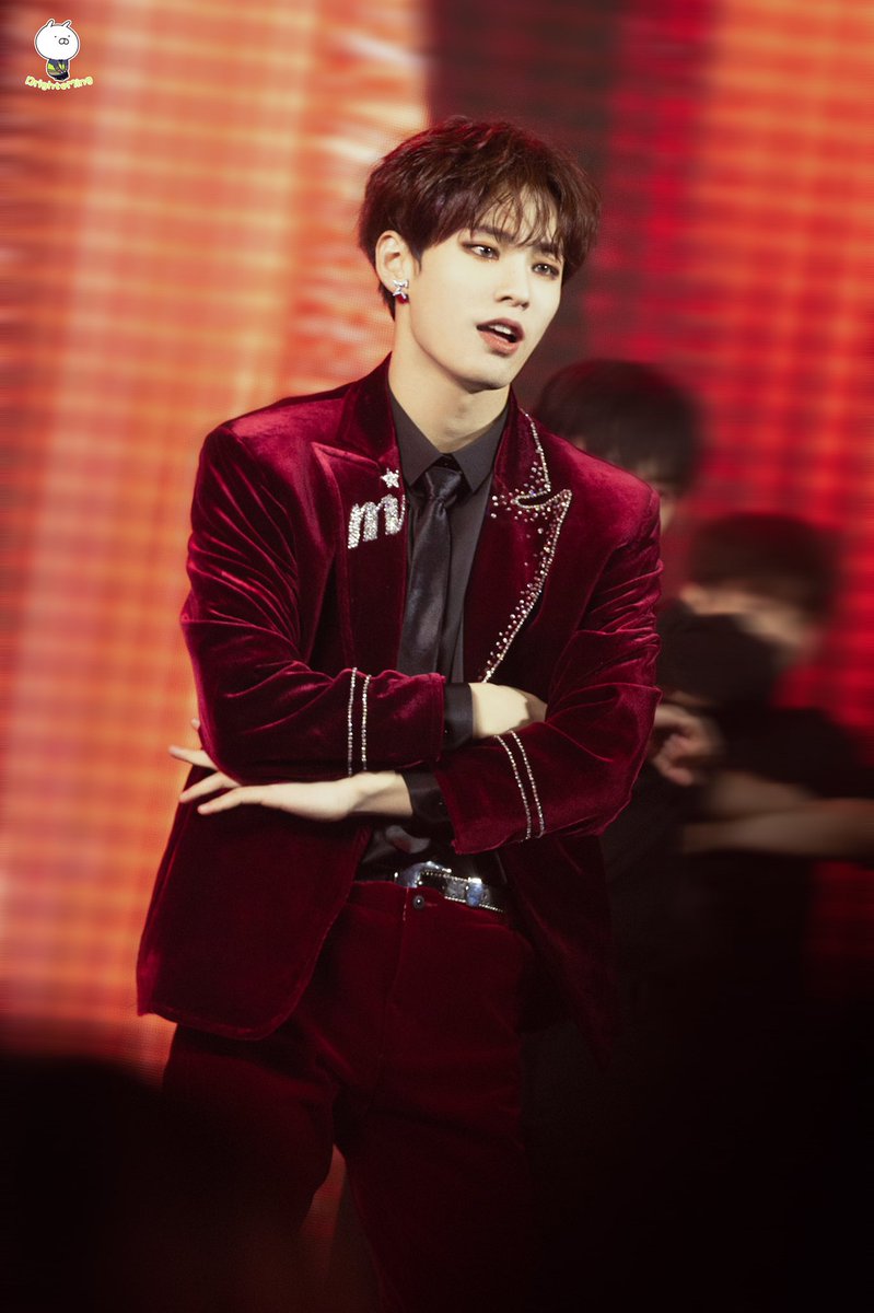 myeuphoriasvt's tweet photo. Sooo apparently it looks like I'm still not over the "My House" MingMing yet... still funny how the first performance came out something like three years ago in MixNine but I still fangirl over it T_T

#UNINE #YaoMingming
Credits to owner for photos. https://t.co/nxZsHf15vj