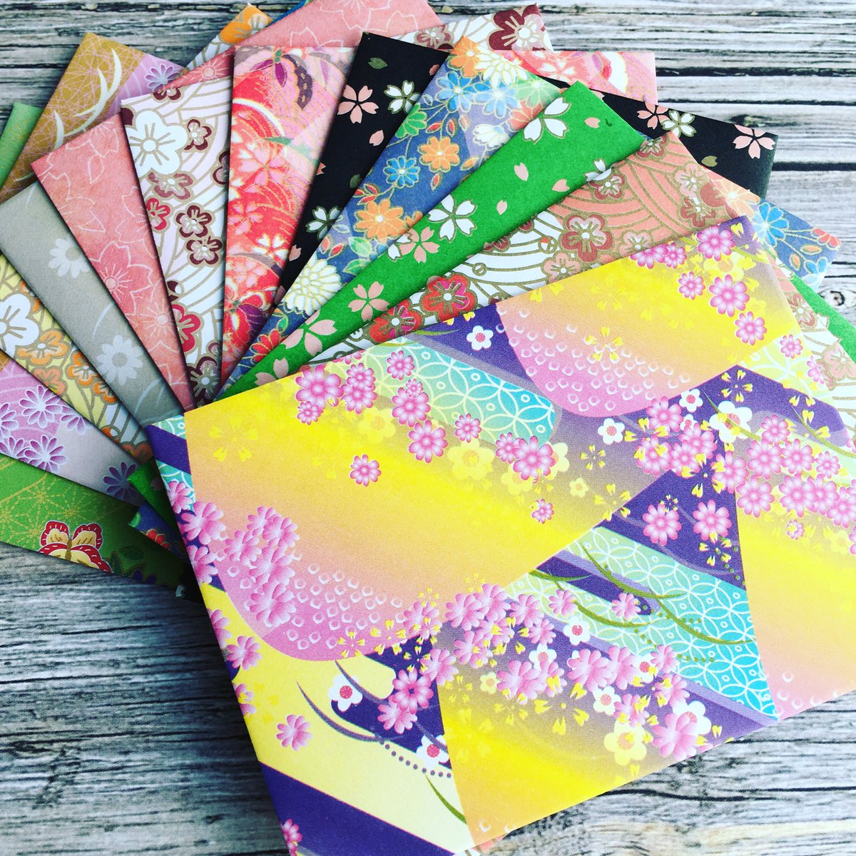 Papercutsnsuch's tweet photo. Handmade Japanese envelopes created with yuzen paper. #yuzenpaper #tinyenvelopes #notecardsets https://t.co/w1d5Yevqz6 https://t.co/hmZ6QVHLkK