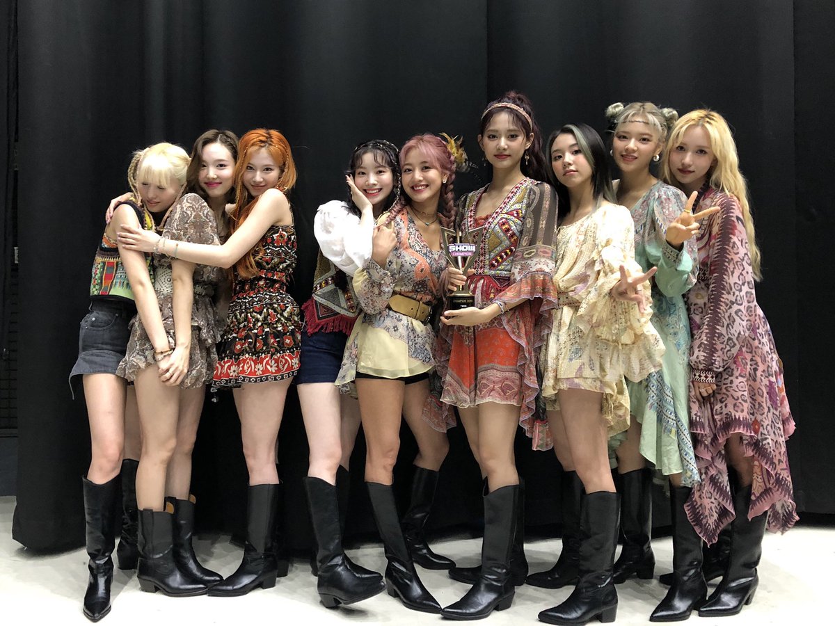JYPETWICE's tweet photo. 한결같은 원스의 사랑 덕분에 트와이스는 어제보다 오늘 더, 더, 더〰️ 행복한 날이었어요😇✨ 

고마워요 원스, 사랑해요 원스 💖

우리 내일도 만나요! 🥰

#TWICE #트와이스 #ONCE #원스 #MOREandMORE #MOREandMORE1stwin https://t.co/wqP0zxKUys