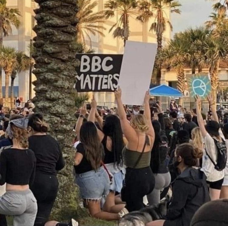 Somebody come look at this... I- 🥴