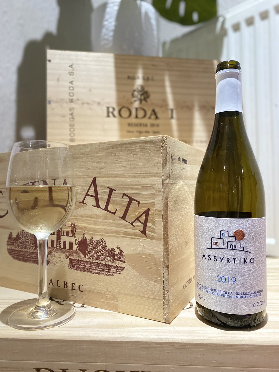 The_Sip_Advisor's tweet photo. Lyrarakis Voila Assyrtiko 2019. This time last year I was in Crete enjoying some fantastic local wines. A lot can change in 12 months. For now I can enjoy this in the comfort of my own home. Dry with crisp acidity. Plenty of citrus  flavour with mineral, apple and a hint of smoke https://t.co/Wolvt8sgKD