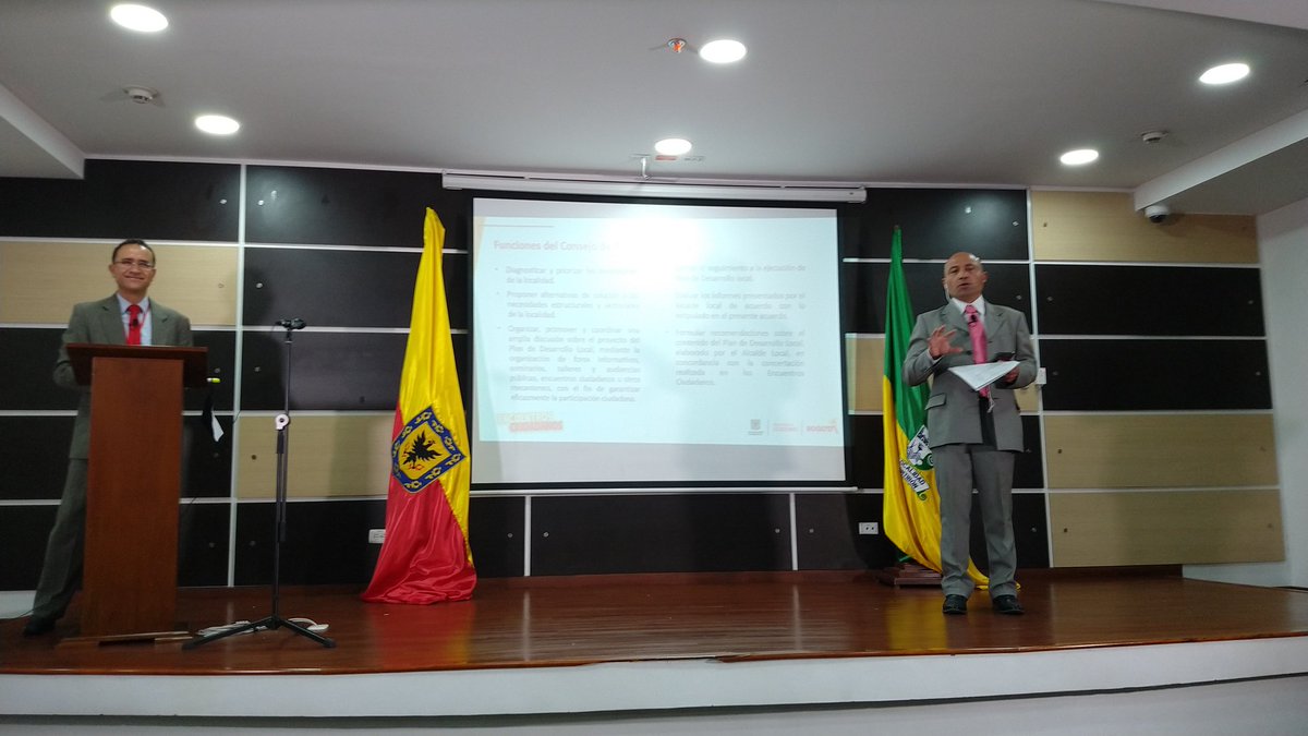 Fontibon_Bogota's tweet photo. #EnMiBarrioQuiero Es vital tu participación en los Encuentros Ciudadanos. No hay excusa para dejar de decidir sobre cómo se invierte plata de Fontibón. Inscríbete también en el WhatsApp: 302 413 45 40. Sigue la transmisión en https://t.co/wbH91ZNRTj https://t.co/DmsI9LGjQr
