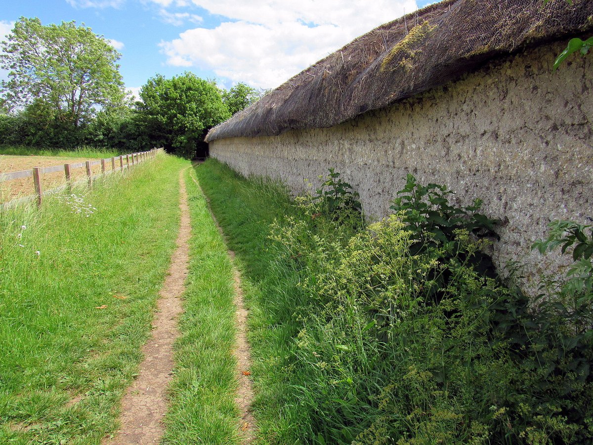 AliDiva_'s tweet photo. Walk this way - part of the Clarendon Way as it passes through Broughton #TestValley #ClarendonWay @TestValleyBC @hantsconnect @VisitTestValley @VisitHampshire @moreRomsey @Andovervillages @AboutRomsey @AndoverUK @StockbridgeNews @GreenHampshire https://t.co/tGeXrQh0GF