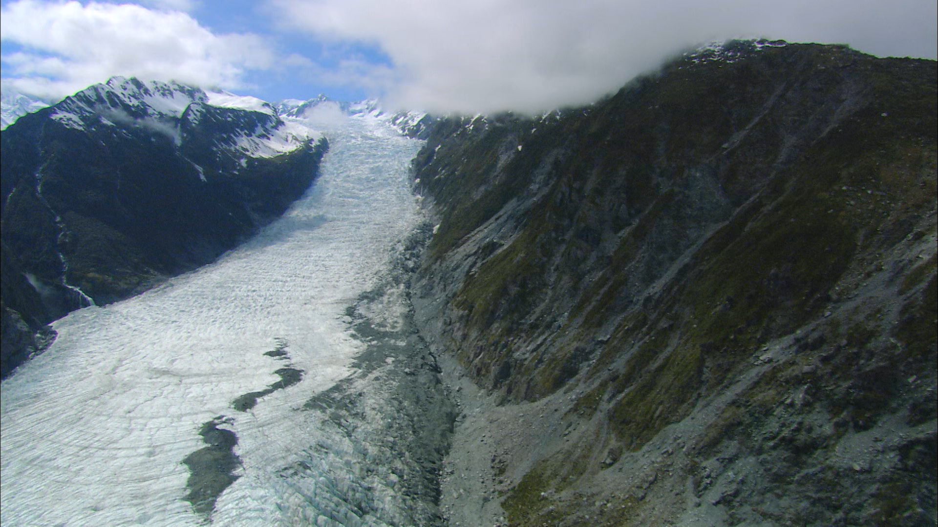 世界遺産 氷河が大地を削りながら流れると どんどん深い谷が出来ていきます 写真は ニュージーランドのサザンアルプス山脈 中央が氷河で 谷を形成している様子がよく分かります 涼しげで壮大な景観 6月14日 日 午後6時放送です 世界遺産