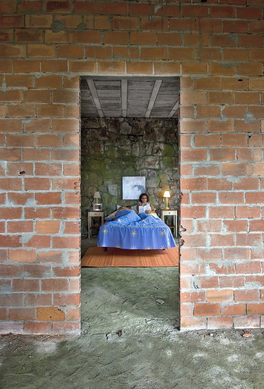 MaltratoPaisaxe's tweet photo. GALICIA XA ESTIVO PRESENTE NA BIENAL DE VENECIA 
En 2016 o colectivo de arquitectas “Cadelas Verdes” presentaron estas fotografías sobre a #Spanishdream galega 
2/2 

https://t.co/fdYUAAolBt
@pgsarria @AnaGarc92617021 @Turgalicia @Turvegal @CNTravelerSpain #BienaldeVenecia https://t.co/TfA4QCHej4