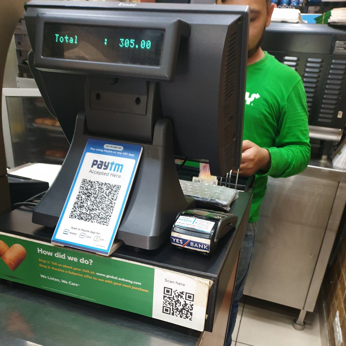 AbhishekMudgal_'s tweet photo. .@SubwayIndia is aggressively advertising saying "#SubwayIsSafe" by officially changing their logo having a mask now, but the irony is their own staff doesn't even wear gloves and mask at their Galleria outlet in Gurgaon. I wonder how they are authorised to operate? @DC_Gurugram https://t.co/dzVVR2gHpL