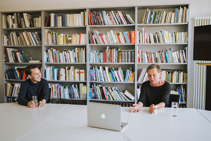 kulturprojekteb's tweet image. Jetzt auf unserem Blog: Artikel aus der "Corona Issue" des #MuseumsJournal. Über Chancen &amp;amp; Tücken der digitalen Bildungsarbeit im Museum u.a. mit Paolo Stolpmann, Leiter unseres Museumsdiensts Berlin ►bit.ly/artikel-MJ-cor… Komplette Sonderausgabe via ►bit.ly/corona-issue