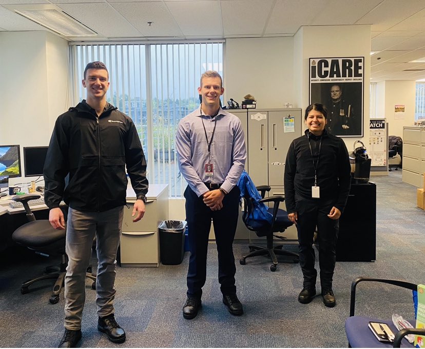 BeyondThePost's tweet photo. Hi 👋 Everyone, It’s #WhatsUpWednesay & look who I just ran into? (from left) Robert, Tim & Kiran. All 3 are heading out for their day 1 Experiential Training as Special Municipal Constable Recuits! Have fun & be safe!
#Diversity 🌍 #TeamVPD👮♀️
#CommunitySafetyProgram https://t.co/DiYjToyKzX