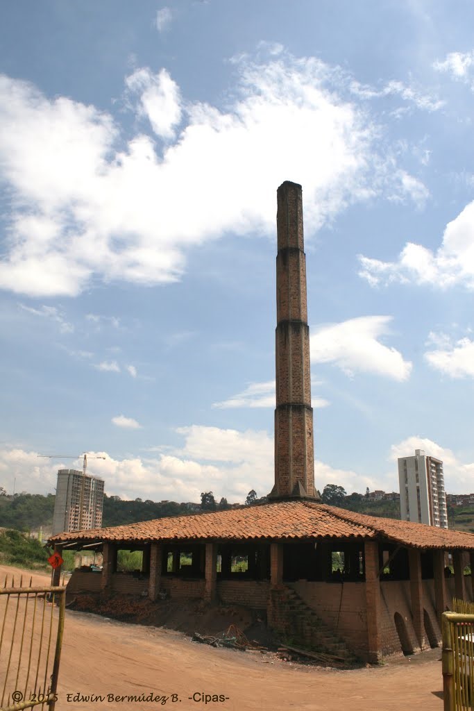 FFerrocarrilAnt's tweet photo. Tristeza por la demolición inminente de uno de los últimos hornos Hoffman que quedan en el mundo. Otro recurso patrimonial que desaparece para dar paso a un proyecto urbanístico moderno. https://t.co/t0tFkXInXO