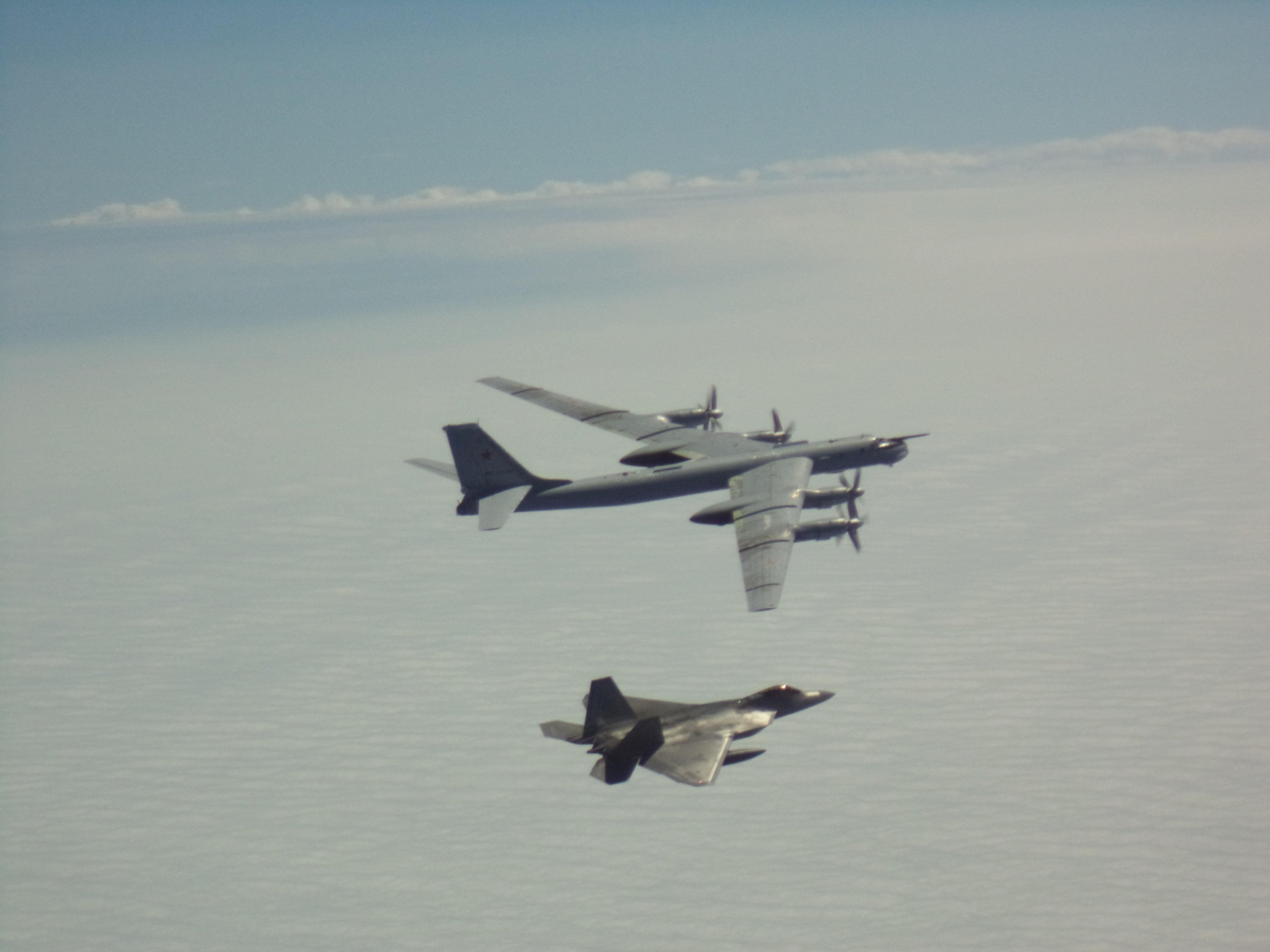 Было три самолета. Самолёт ту-95 ВКС России. Ту95 ВВС США. Ту-95 МС бомбардировщик. Ту-95мсм.