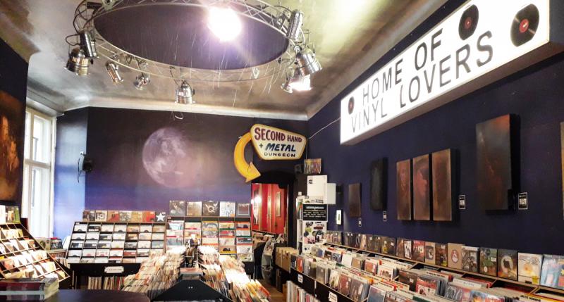 Su fundador Thomas Spindler, propietario del sello discográfico Trinity Music, <a href="/dodobeachberlin/">Dodo Beach Record Store</a> invita a los clientes con un cartel luminoso que lo declara el "hogar de los amantes del vinilo".

Puede verlos en vivo en 👉 bit.ly/3fK77ZH hoy a las 3PM de Argentina.