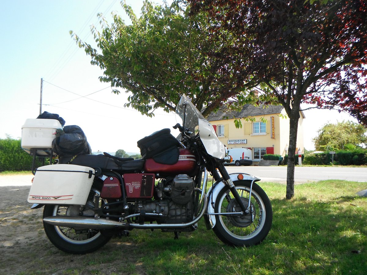 vmccuk's tweet image. Photos from a member from the Trofeo Rosso track weekend. We see the member’s bike at a roadside café on their way there and a couple of tiddlers in a paddock. The far one is an MV, the near one a VAP. #trofeorosso #trackevent #motoguzzi #italianbikes #MV #VAP #vintagemotorcycle