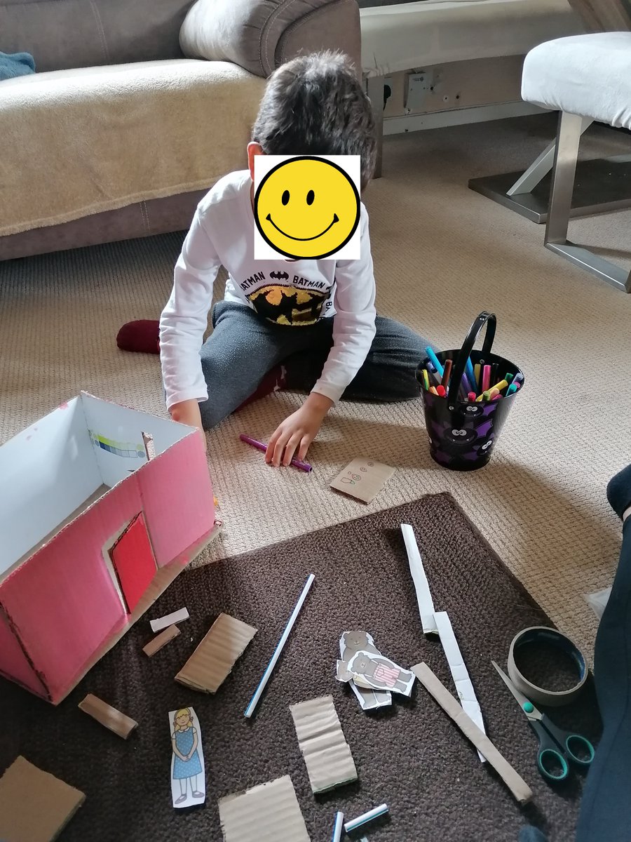 MonicaA52467027's tweet image. #@SaintGregsChelt 
Goldilocks and the Three Bears House project
EYFS
#thelearningproject
