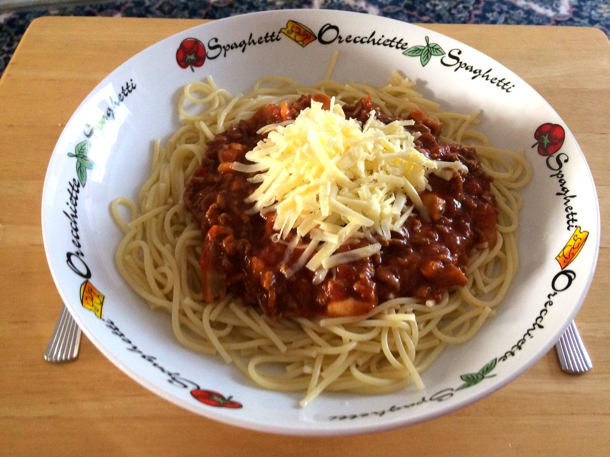 Delish_byHES's tweet photo. Delicious dinner #inspiration 🍽️😋 ...
Heather @hallmead @DelishHcs kitchen- has cooked a delicious Spaghetti Bolognaise🍝 
Always a firm family favourite!  

@HES_orguk @LBofHavering
 #StayCalmKeepCooking #Food #Homemade #MealInspiration #DInner #LoveFood https://t.co/ByPiQF8YMq