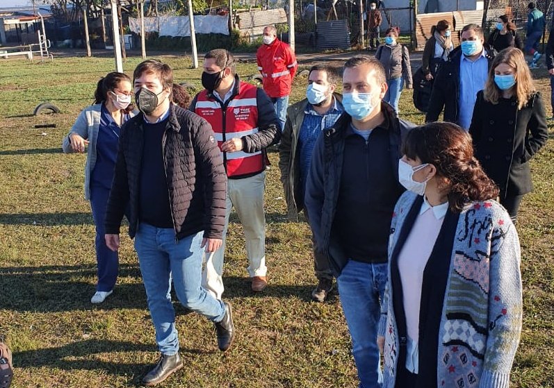 ZamoraJulio's tweet photo. Quiero agradecer al vice ministro de @SaludBAP @nkreplak, quien recorrió el barrio San Jorge de Don Torcuato y se reunió con los equipos de @MunicipioTigre. Junto a provincia,  continuamos testeando y asistiendo a los vecinos y vecinas del lugar. 

#CuidemosATigre https://t.co/IVCAKbDg7j