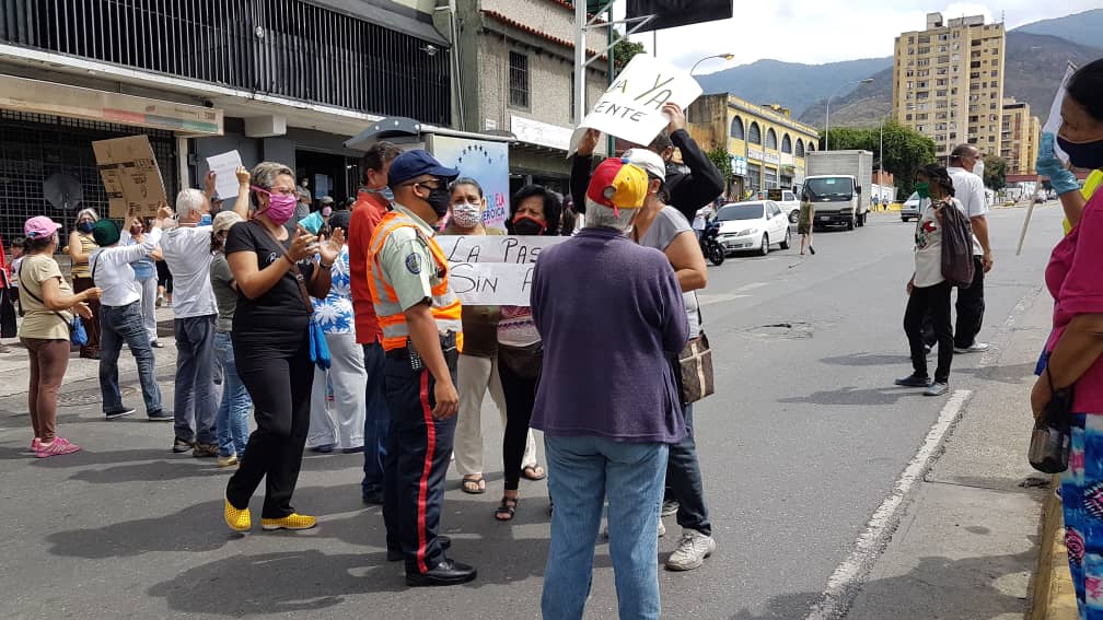 ParrqAltagracia's tweet photo. Protesta Ciudadana Activa
#SinAgua
Esquina El Guanabano
Parroquia Altagracia.

Ciudadanos de Altagracia hacen cierre parcial de la Av. Baralt en Protesta por la falla del suministro de #Agua en la zona, varias semanas sin el Vital Líquido.
#ParroqAltagracia https://t.co/3OQAzYm2qH