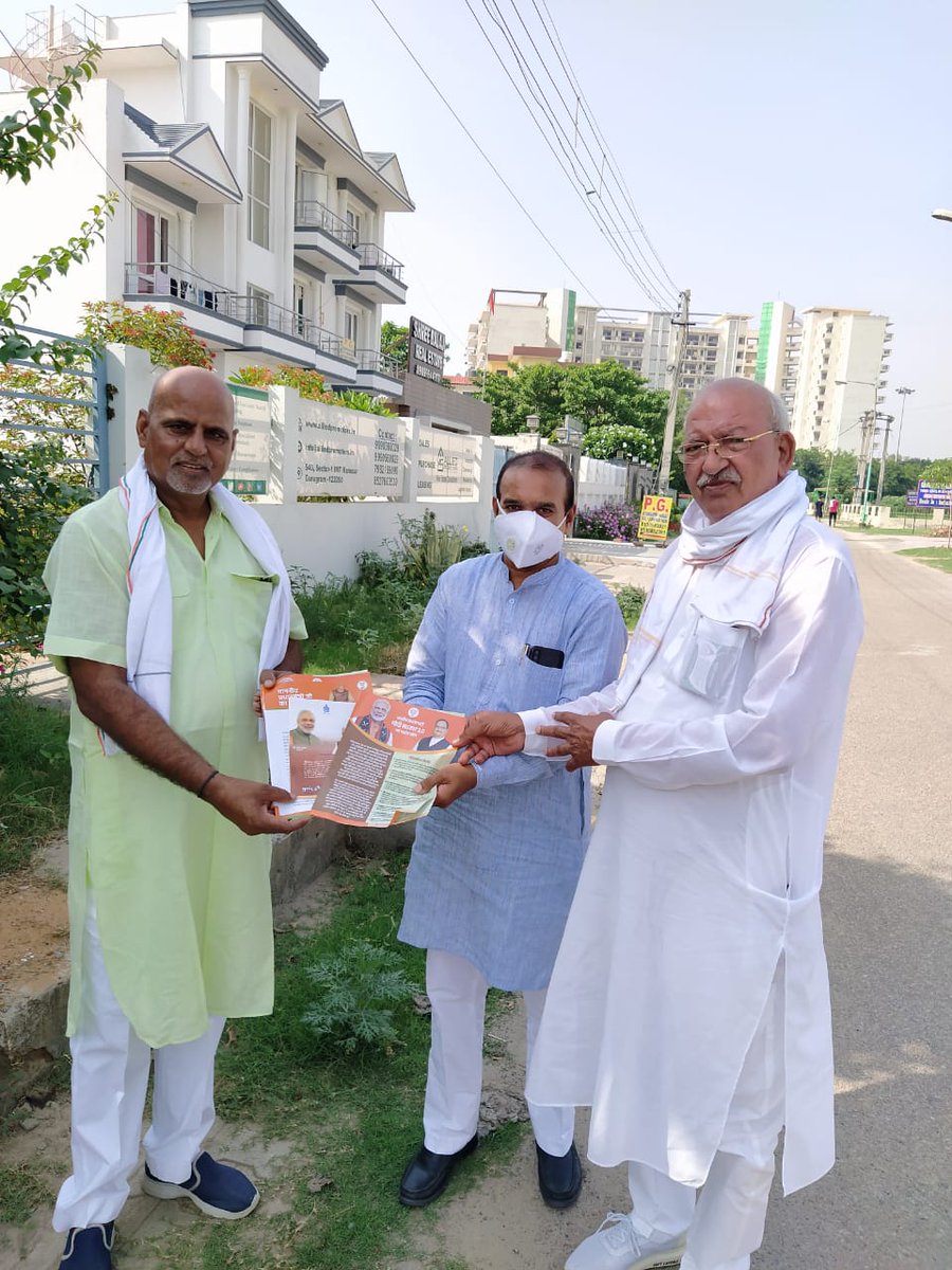 MlaSatya's tweet photo. #OneyearofModi पटौदी विधायक सत्य प्रकाश जरावता ने आज पटौदी विधानसभा के गांव मानेसर सेक्टर 1 में मानेसर मंडल में घर घर जाकर देश के यशस्वी प्रधानमंत्री श्री नरेन्द्र मोदी जी द्वितीय कार्यकाल के प्रथम वर्ष पूरा होने पर प्रधानमंत्री श्री नरेन्द्र मोदी जी का पत्रक वितरित करते हुए https://t.co/DVtZWXJQlM