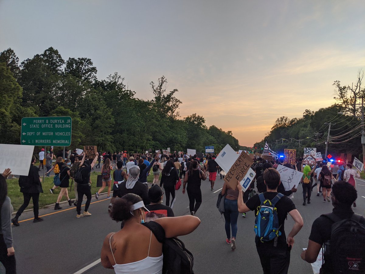 jdennehy_writes's tweet photo. I'm still in awe of the #BLM #smithtownprotest #lastnight. I grew up in the area & never thought this possible. Not here.This is deep red #longisland. Thousands shut down every main st and highway, but even more impressive was the burgeoning protest culture--the people who... https://t.co/OZHLt0vzh5