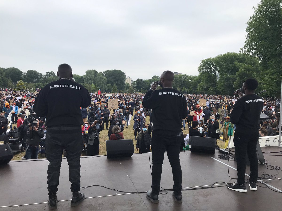 Muziekgroep Black Harmony opent de demonstratie. Er komen nog steeds van alle kanten mensen aan om zich bij de demonstratie te voegen #demo020