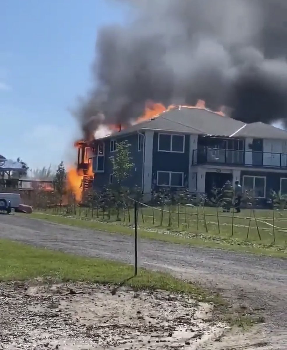 TheSecretList's tweet image. VIDEO: EXPLOSION AT DWELLING FIRE INJURES 3 CANADIAN FIREFIGHTERS.
firefighterclosecalls.com/video-explosio… @TwpofScugog @CdnFireChiefs @ONFireChiefs @IAFC_SHS @TheSecretList #Canada #Scugog #Firefighters #firefighter #firefighterclosecall #explosion